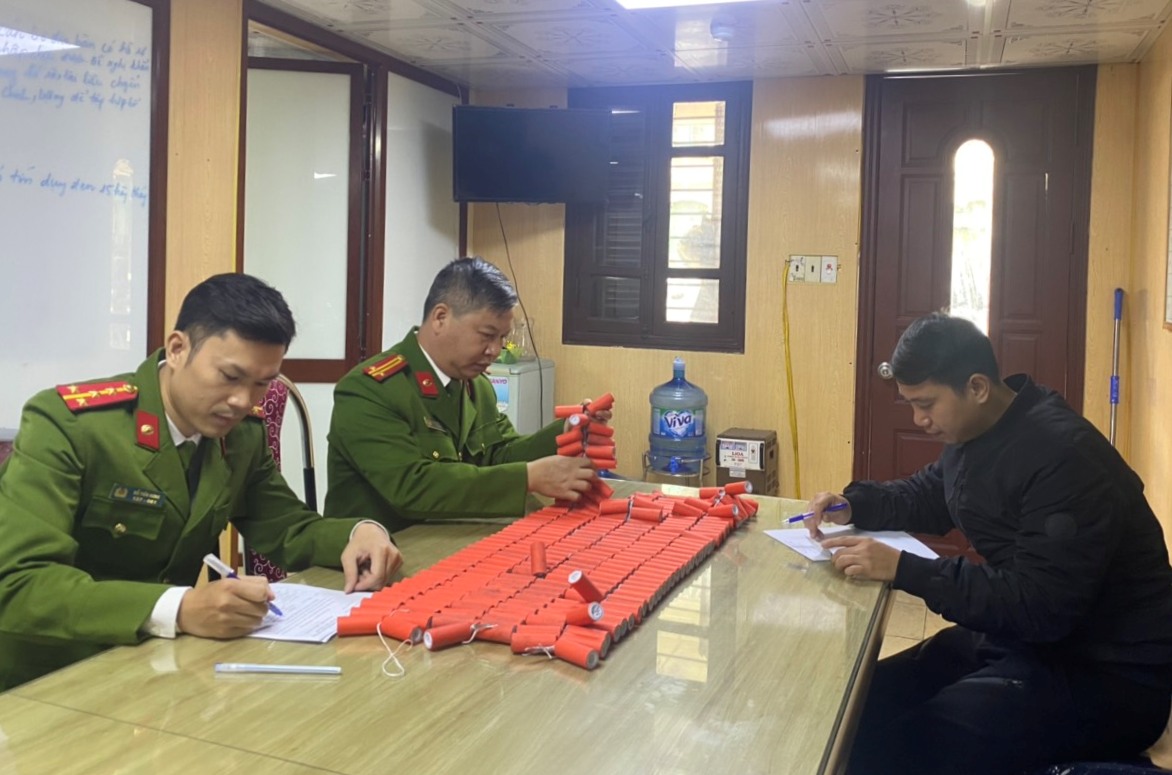 Các chức năng quản trị Cơ sở dữ liệu về VK, VLN, tiền chất thuốc nổ, CCHT của Cục Cảnh sát QLHC về TTXH